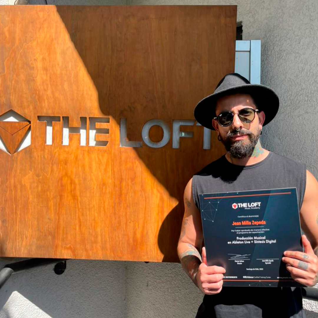 Jean Milla con su certificado de producción musical